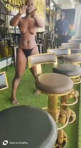 A woman strips naked at The Whiskey Paradise, a club in Nairobi, asking for the DJ to watch (+18 Video)
